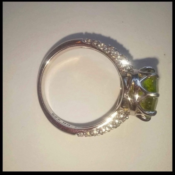 Peridot ring - Picture 2 of 2